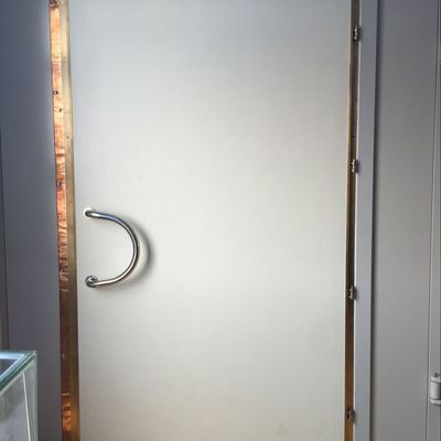 Eficácia de proteção de 100dB Porta blindada por RF com estrutura de madeira e opções de cores personalizadas para salas de ressonância magnética