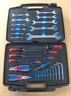 Conjunto de ferramentas não ferrosas de prata equipado com agarradelas pretas personalizadas, construídas com precisão para satisfazer as exigências práticas dos especialistas em processamento de metais e fabricantes de precisão.