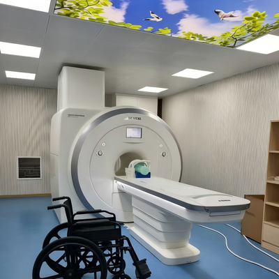 Cadeira de rodas dobrável não magnética com construção leve e capacidade de carga de 100 kg para ambientes de ressonância magnética