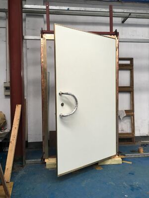 1.2 2.1m Tamanho da porta RF protetor de janelas modelo porta balançante com dimensões personalizáveis para várias aplicações