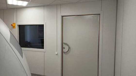 Porta protegida RF revestida com pó branco com padrão de abertura personalizado e atenuação de 100 dB RF
