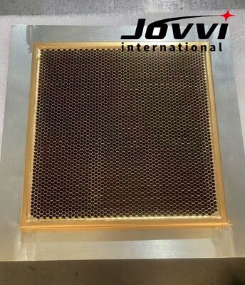 Estrutura de guia de ondas de fava de mel Janela de guia de ondas projetada com blindagem de gaiola de Faraday garantindo desempenho em sistemas de RF e microondas